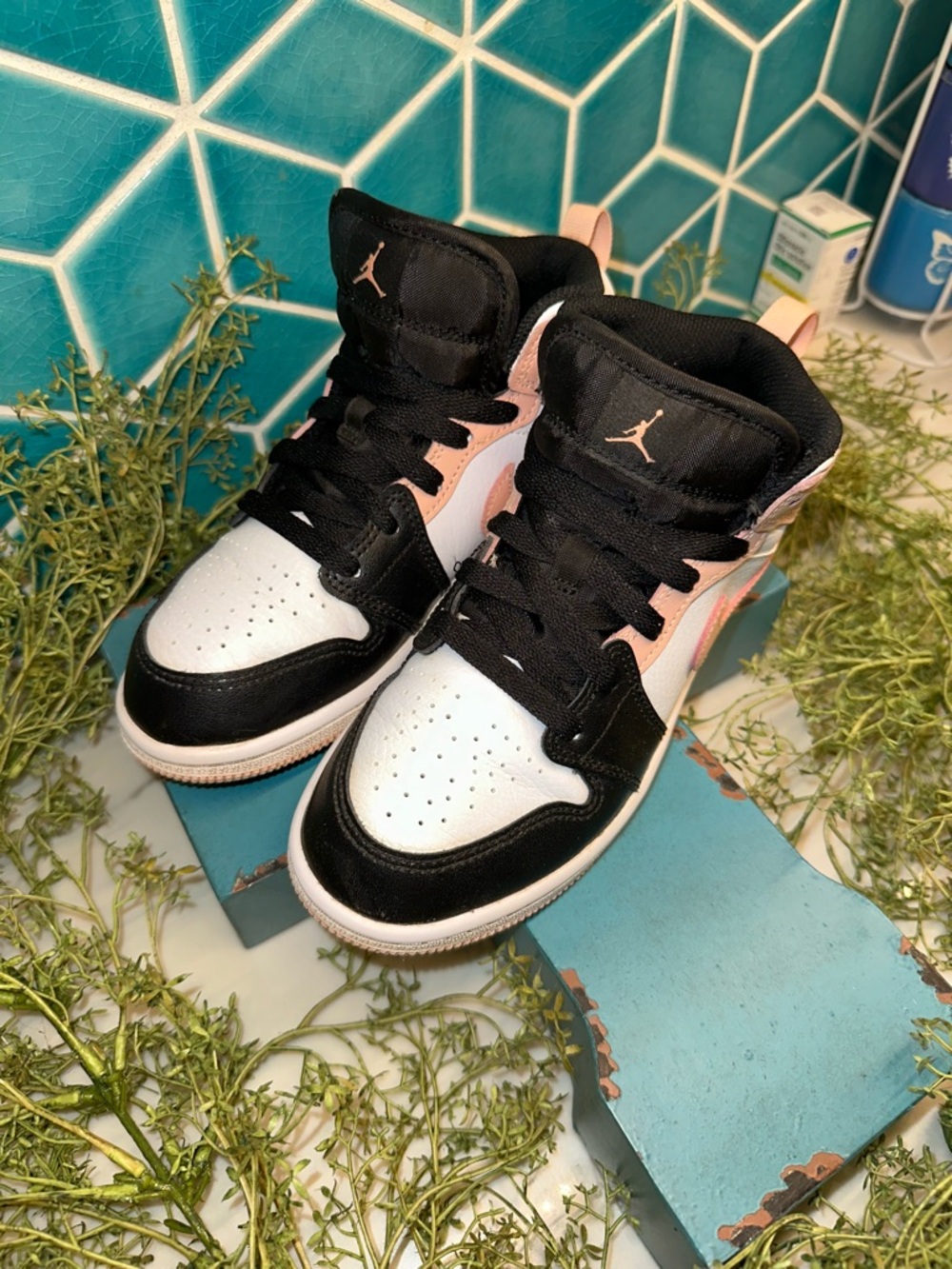 Nike Air Jordan 1 Mid in Black, White & Rose Gold size 2Y - Picture 3 of 9